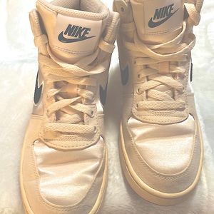 Nike women’s High top tennis shoe